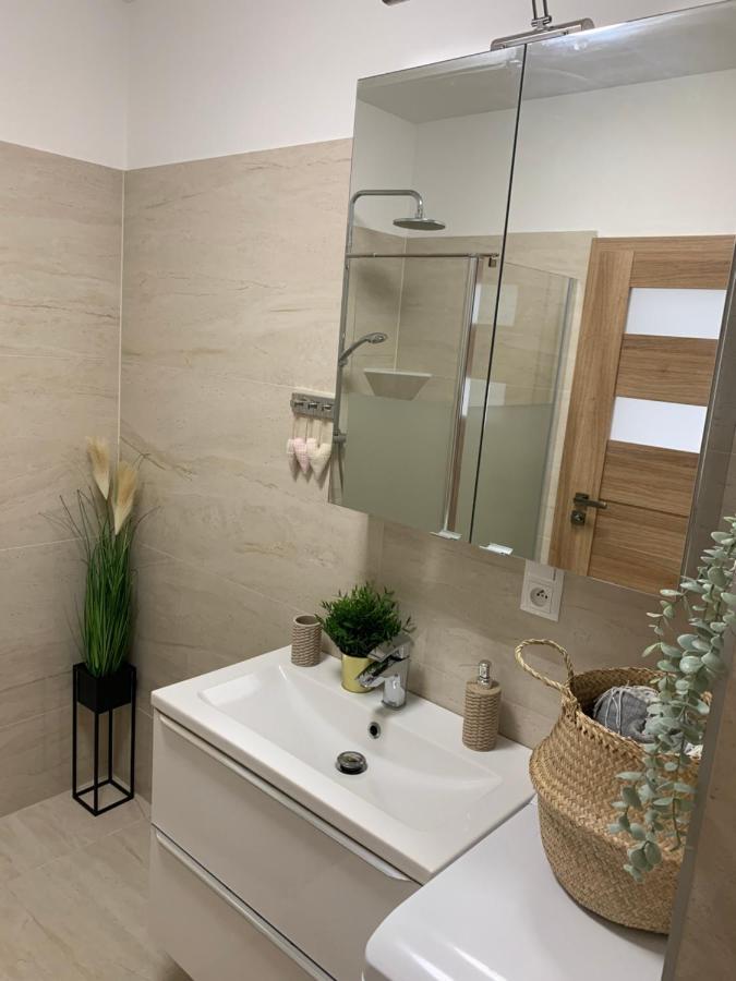 Cozy 2-Bedroom Vacation Apartment With Entire Top Floor Gaj  Extérieur photo